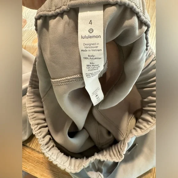 Light grey lululemon jogger size 4 - Picture 2 of 3